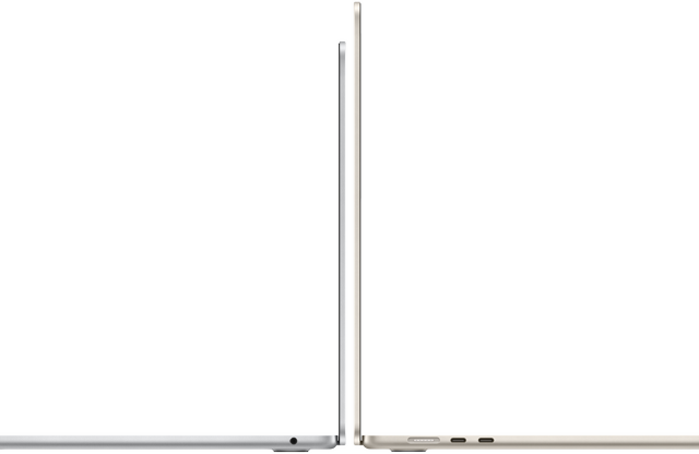 Seitenansicht von geöffneten 13" und 15" MacBook Air Modellen in Silber und Polarstern, die mit den Rückseiten zueinander stehen